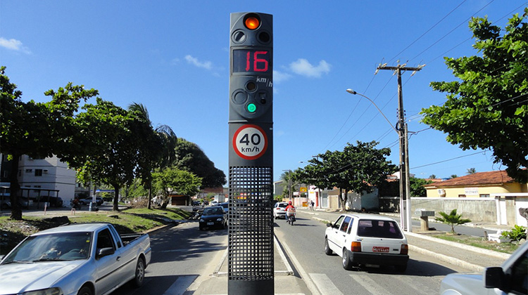 Ruas de Cotia vão ganhar radares, lombadas eletrônicas e câmeras de monitoramento de trânsito