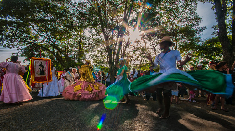 Congadas: Uma celebração a São Benedito - Revista Continente