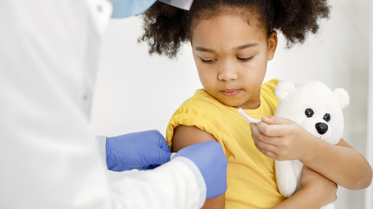 Carapicuíba inicia campanha com 18 vacinas para crianças e adolescentes