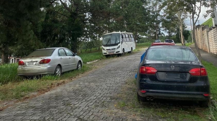 Desova de carros abandonados em Cotia no Jardim Gramado causa denúncia