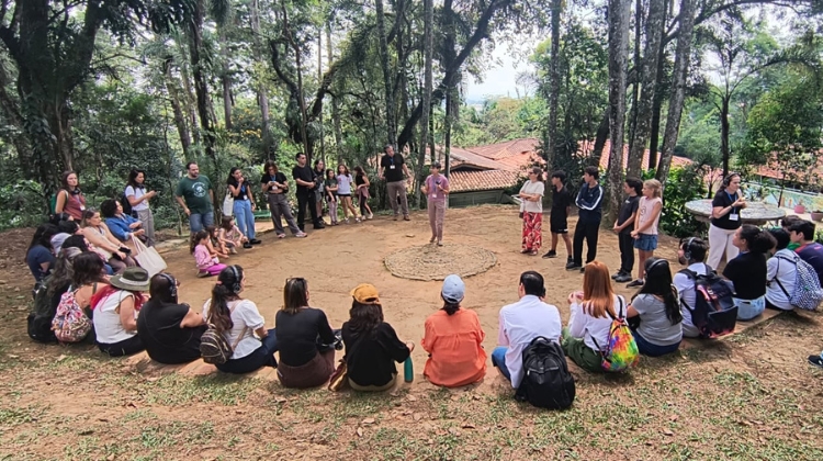 Delegações internacionais visitam a Escola Ágora, referência em educação conectada à natureza