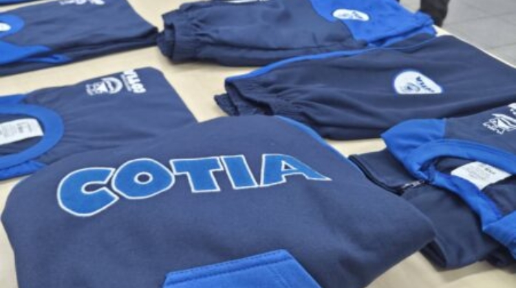 Entrega dos uniformes escolares tem início na rede municipal de Cotia