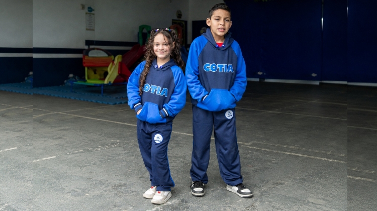 Entrega dos uniformes escolares tem início na rede municipal de Cotia