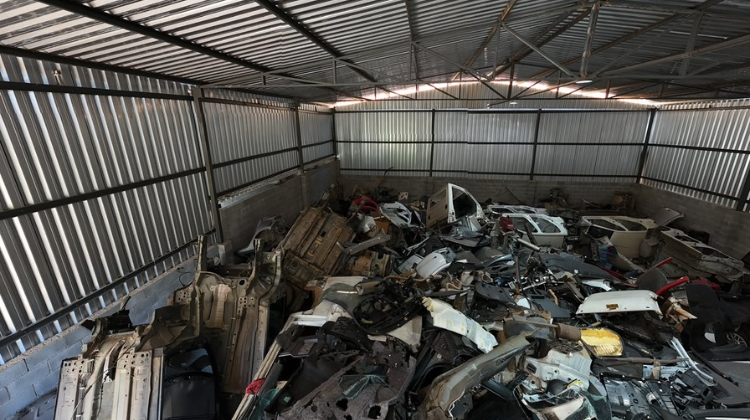 GCM e Polícia Civil encontram desmanche com cerca de 50 veículos em Cotia