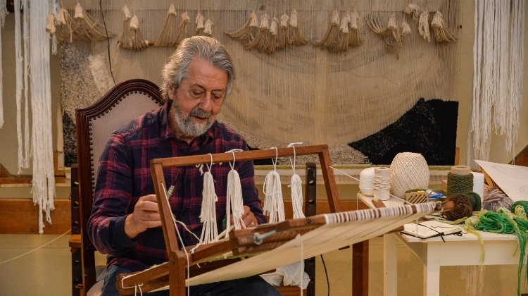 Atelier Aberto apresenta a arte têxtil de Carlos Ramalho na Granja Viana