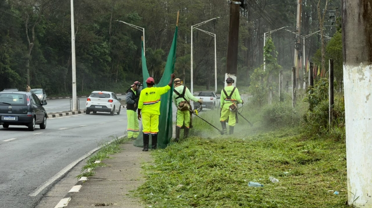Prefeitura de Cotia realiza serviços de manutenção e zeladoria em diferentes regiões