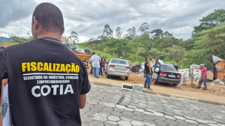 Prefeitura de Cotia interdita ferro-velho clandestino no Jardim Arco-Íris