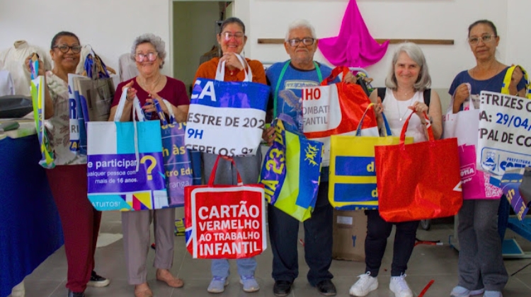 Projeto em Cotia transforma lonas publicitárias em sacolas e incentiva geração de renda