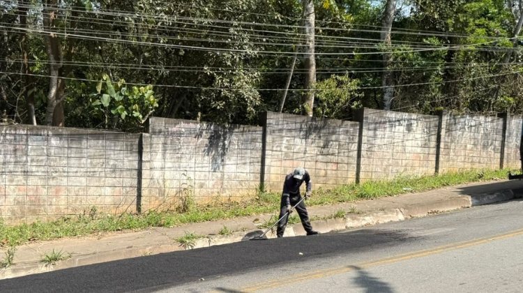 Prefeitura de Cotia realiza serviços de manutenção e zeladoria em diferentes bairros