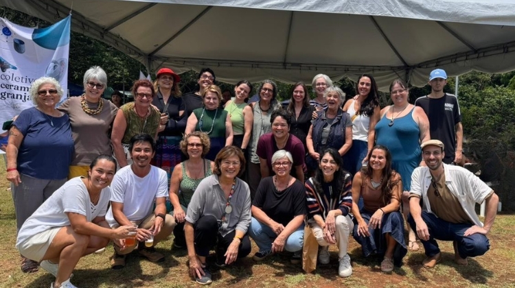 Ceramistas presenteiam a Granja Viana com obra coletiva